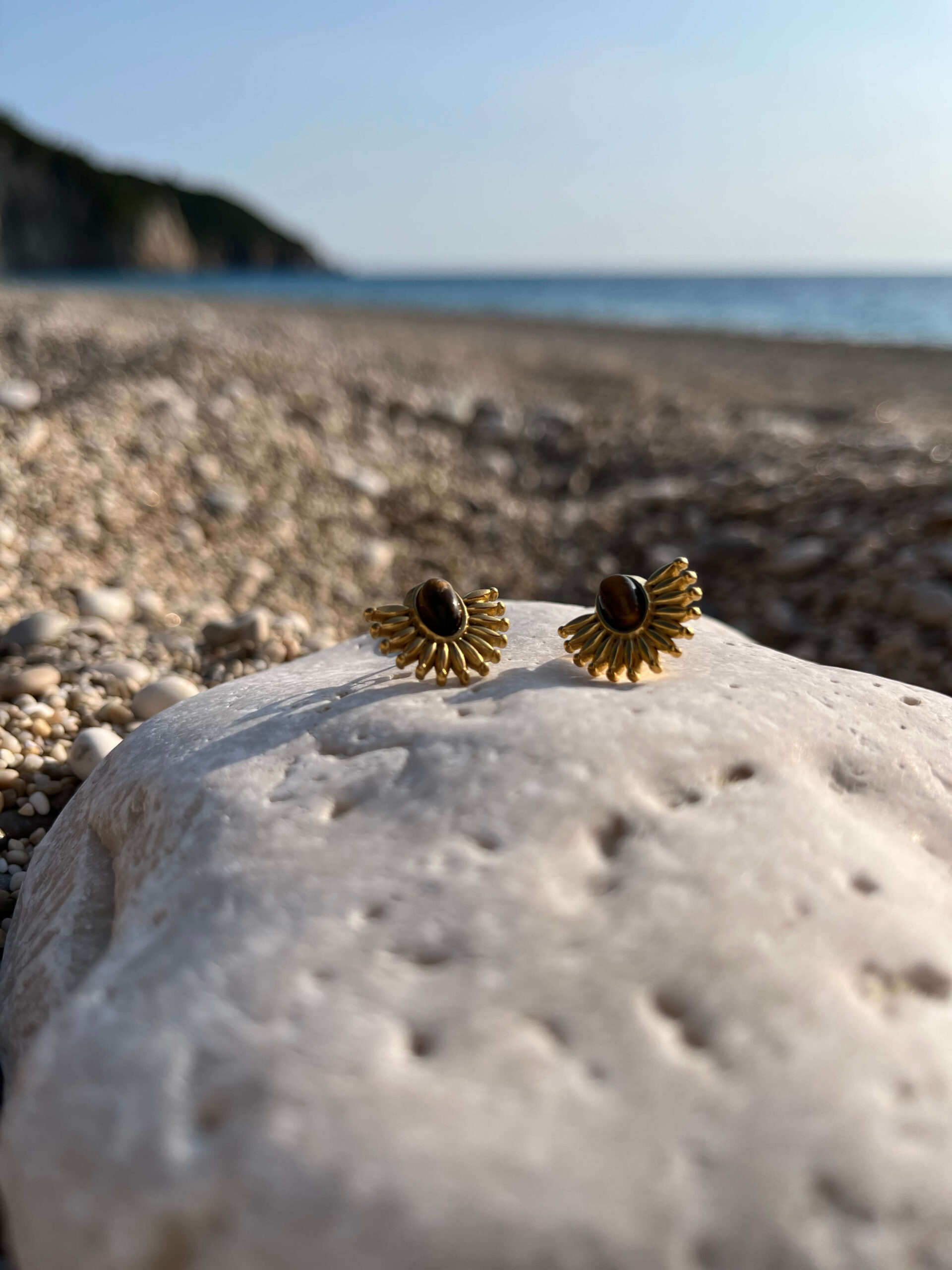 Χρύσα μικρά σκουλαρίκια με καφέ πέτρα vp jewels