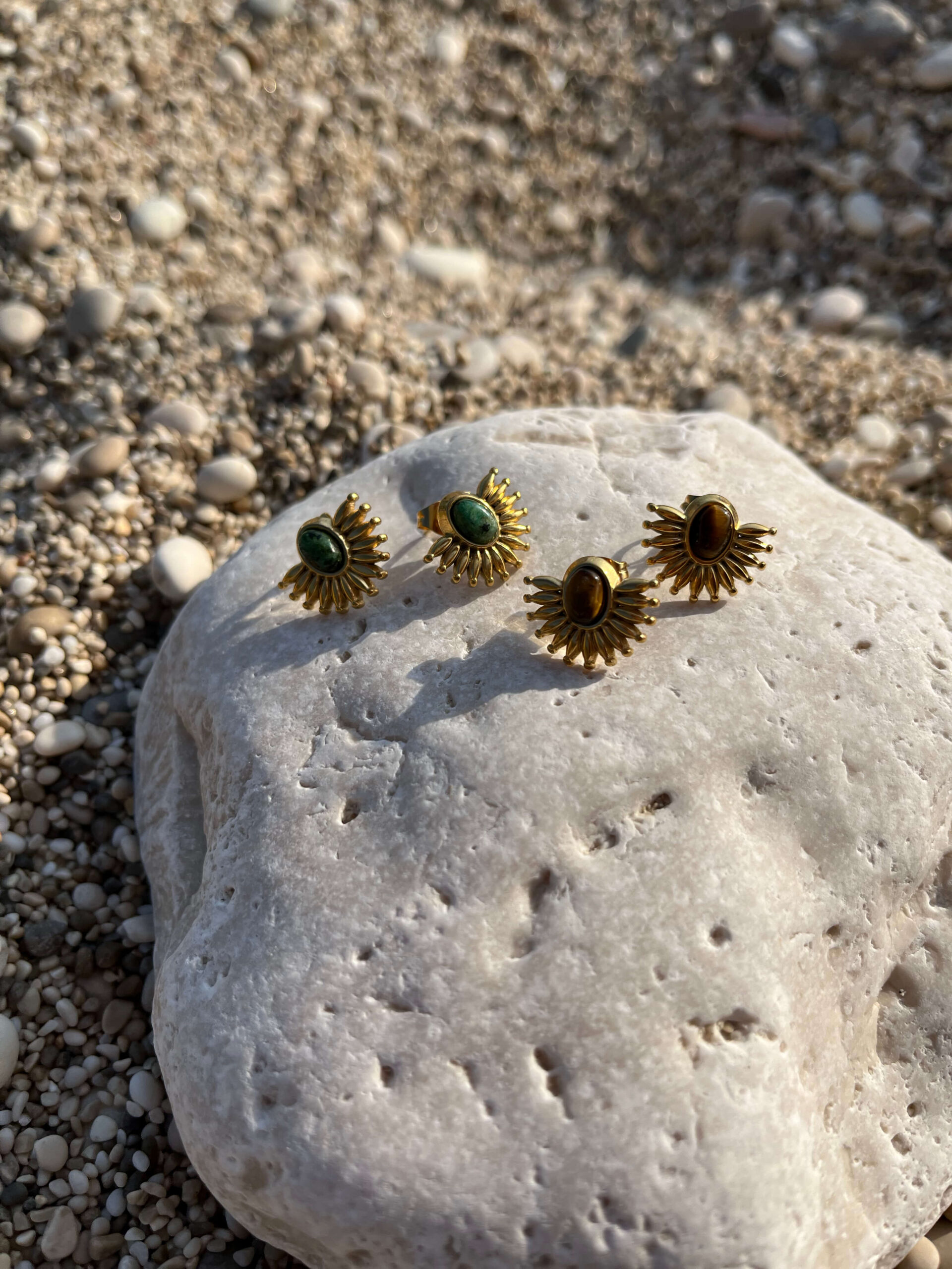 Χρύσα μικρά σκουλαρίκια με καφέ και πράσινη πέτρα