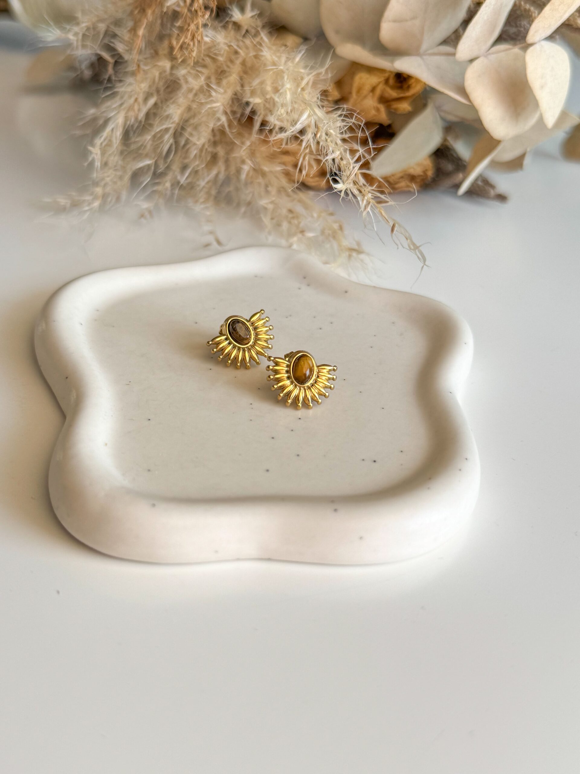 χρυσά μικρά σκουλαρίκια με καφέ πέτρα