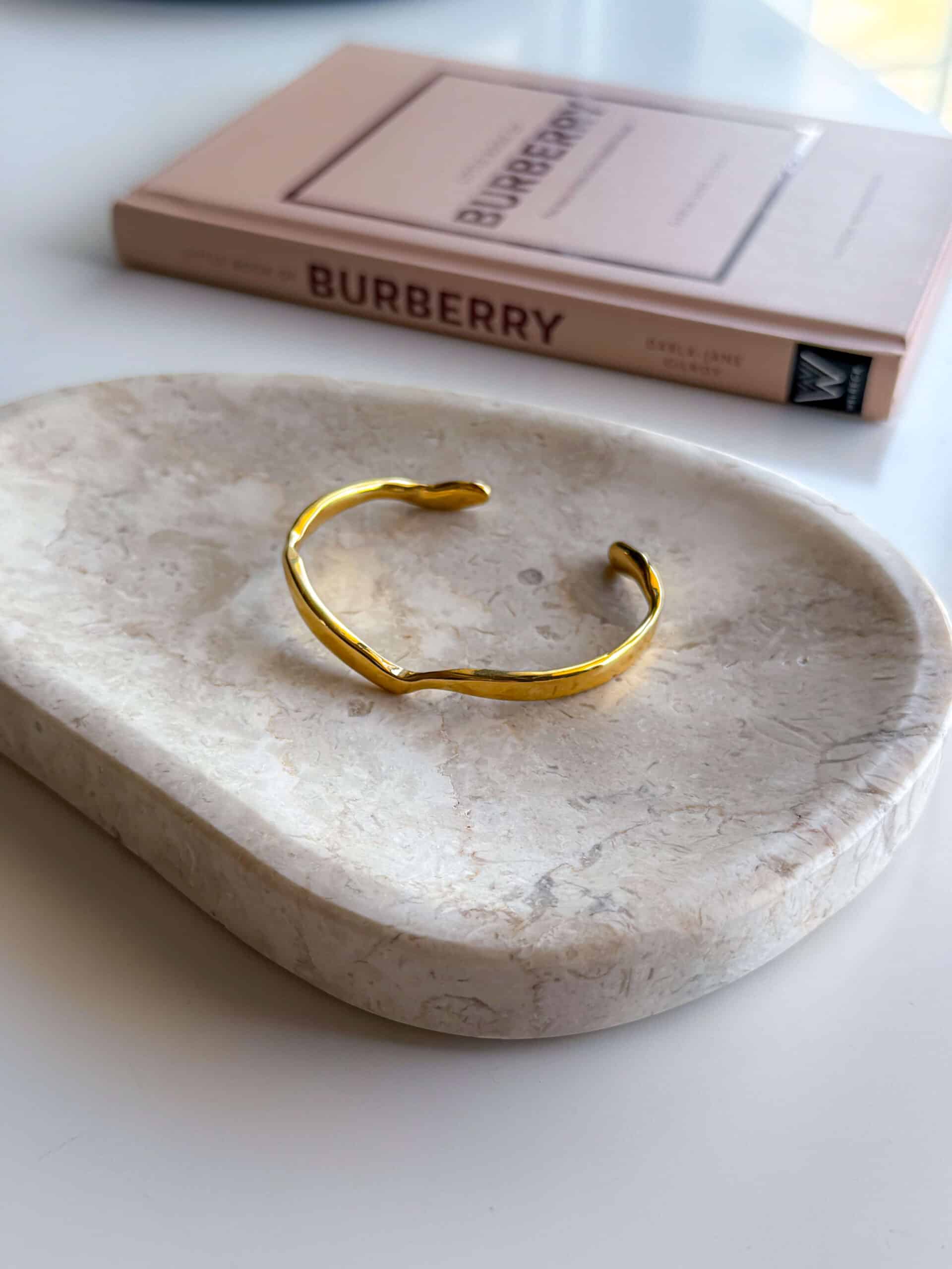 χρυσή ακανόνιστη χειροπέδα