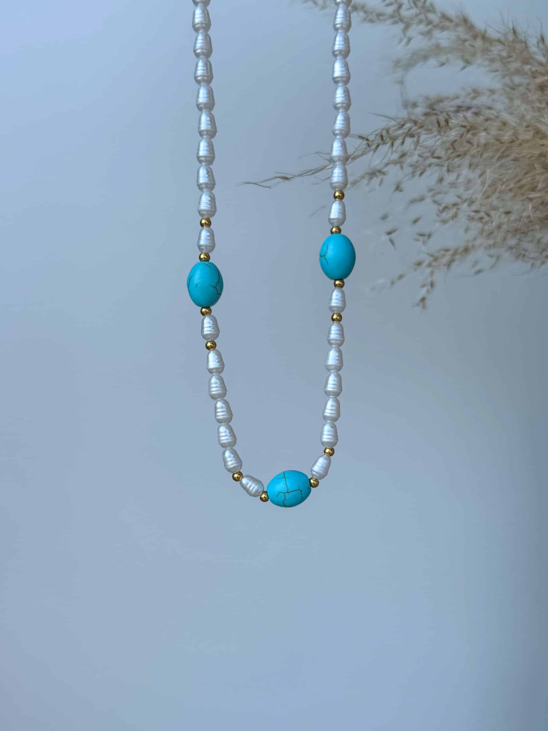 γυναικείο κολιέ με λευκές και μπλε χάντρες