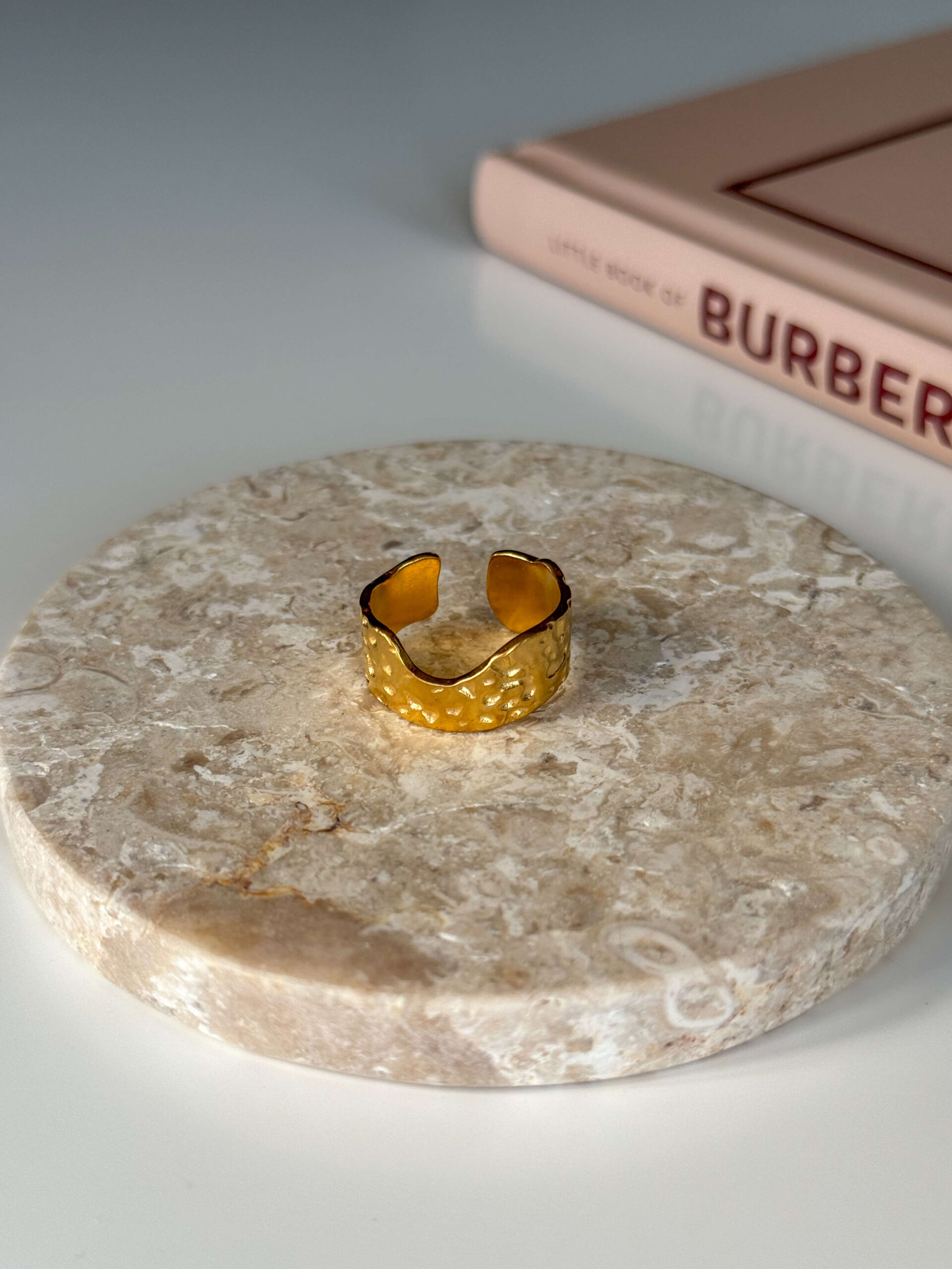 Χρυσό δαχτυλίδι ακανόνιστο σχέδιο