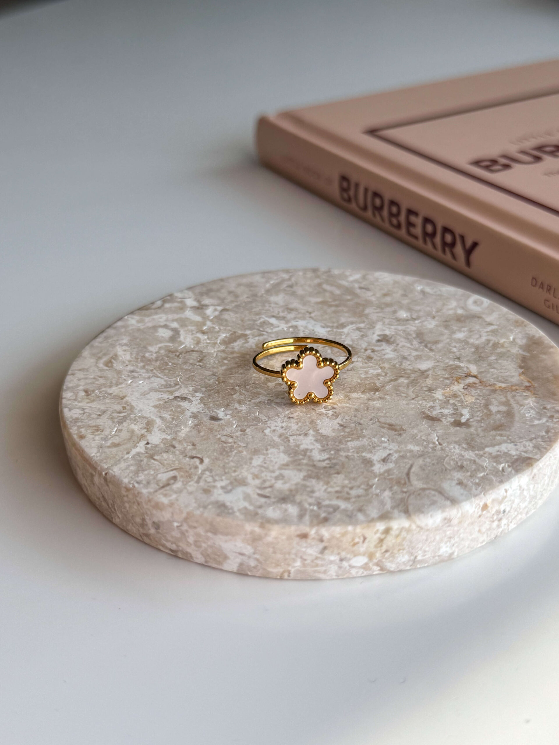 Χρυσό ρυθμιζόμενο δαχτυλίδι με λουλούδι λευκό