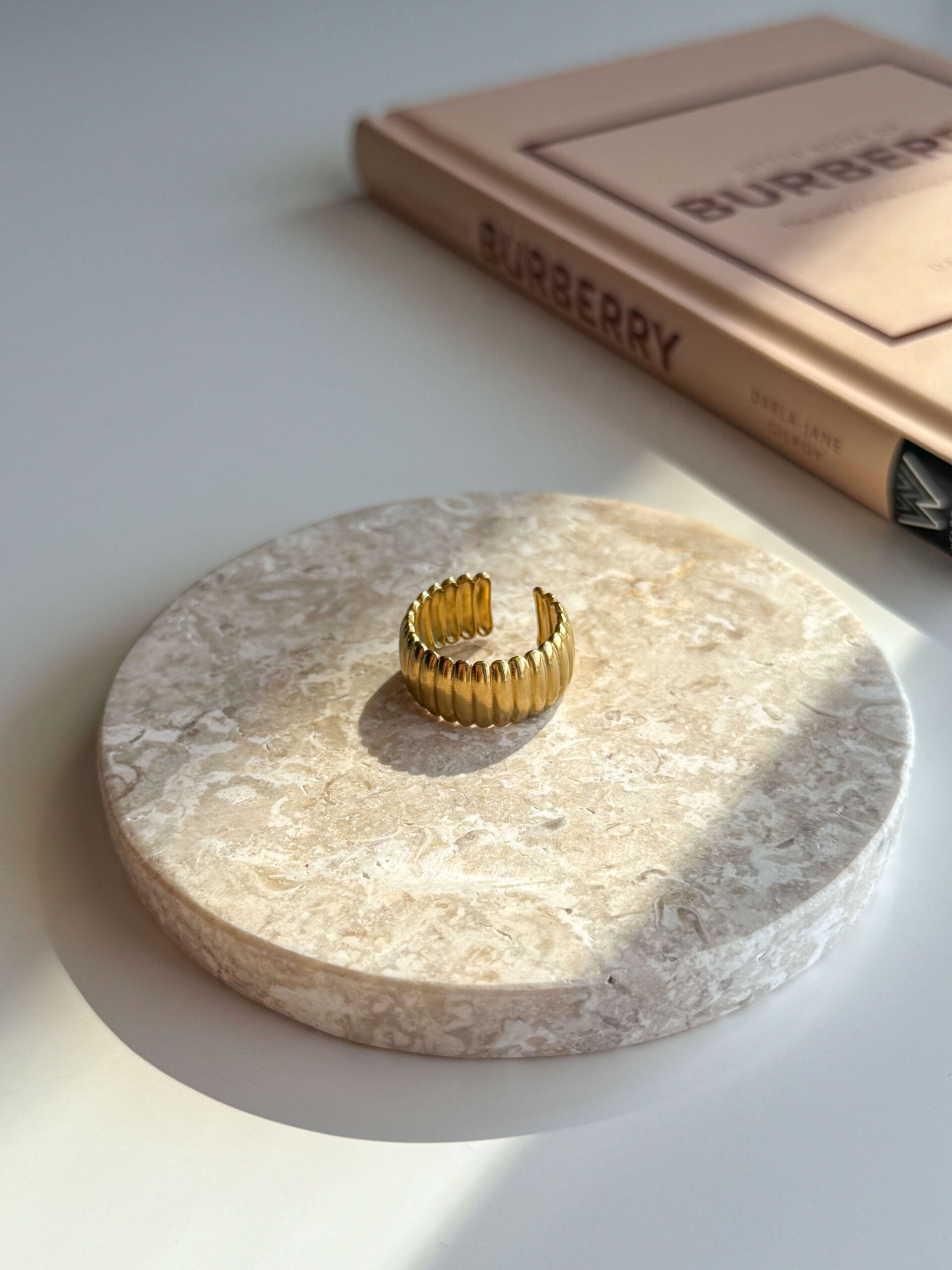 Χρυσό bold δαχτυλίδι με ρίγες