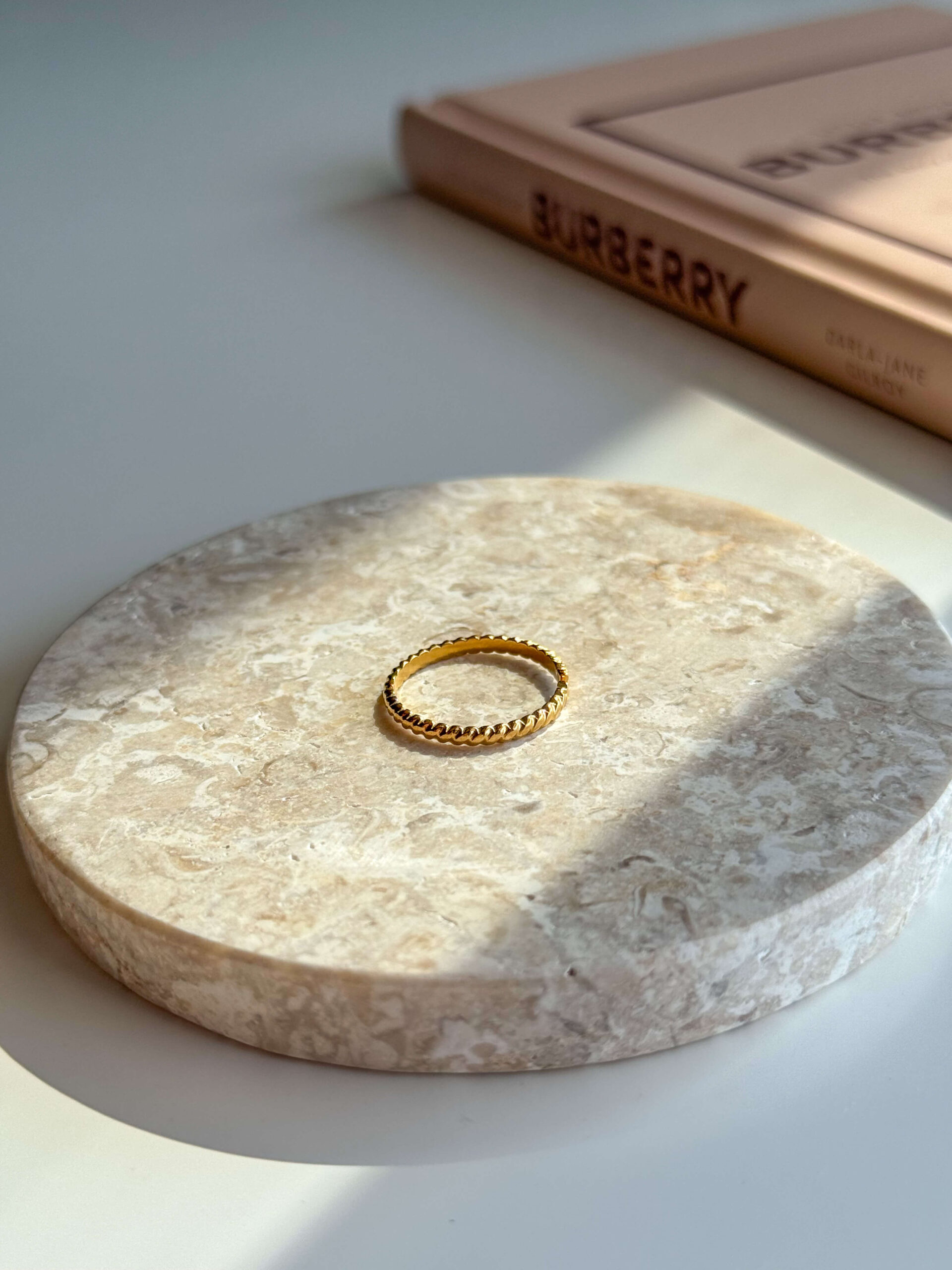 ατσάλινο χρυσό δαχτυλίδι βεργάκι