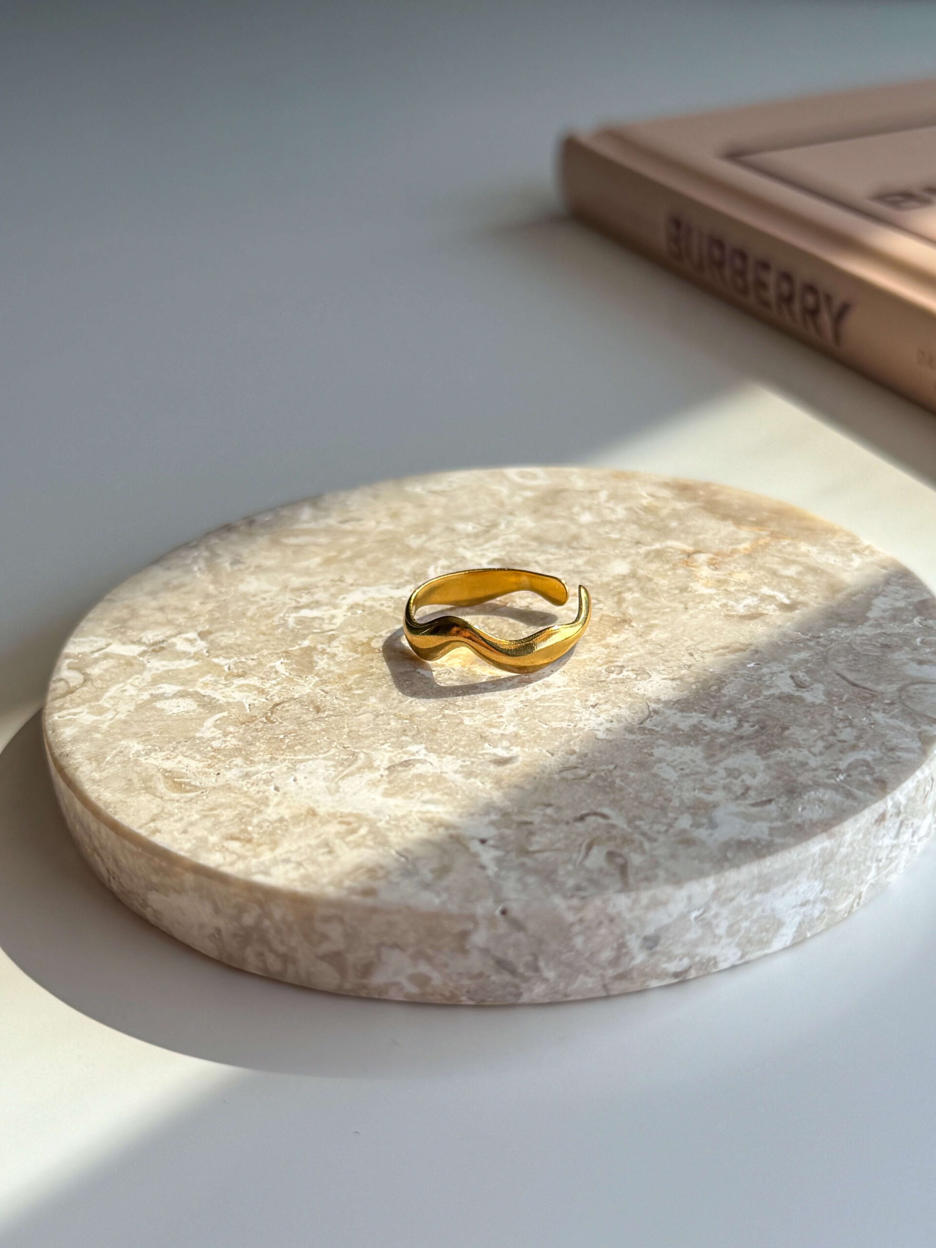 μινιμαλιστικό χρυσό δαχτυλίδι