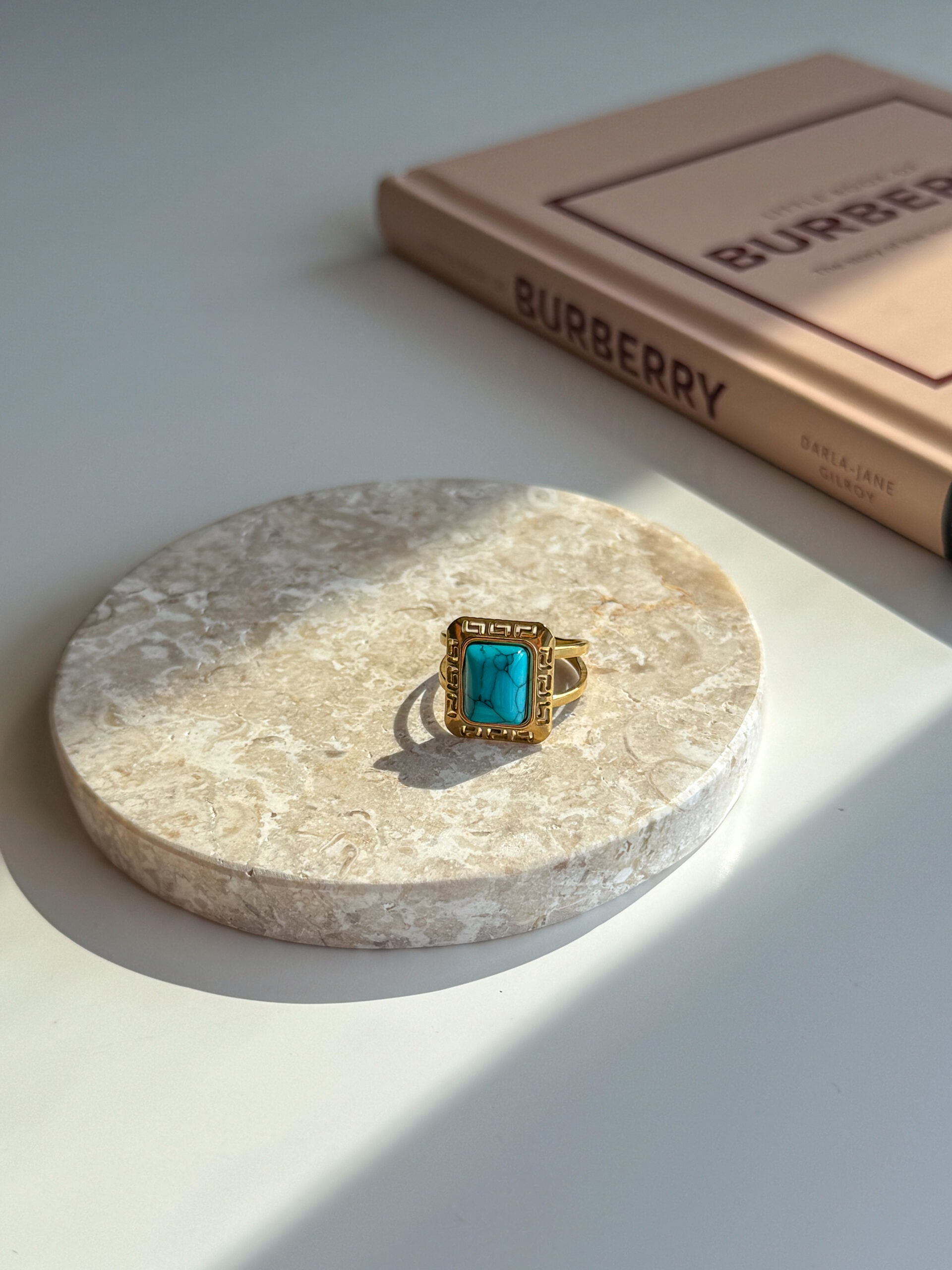 Χρυσό δαχτυλίδι με τετράγωνη γαλάζια πέτρα