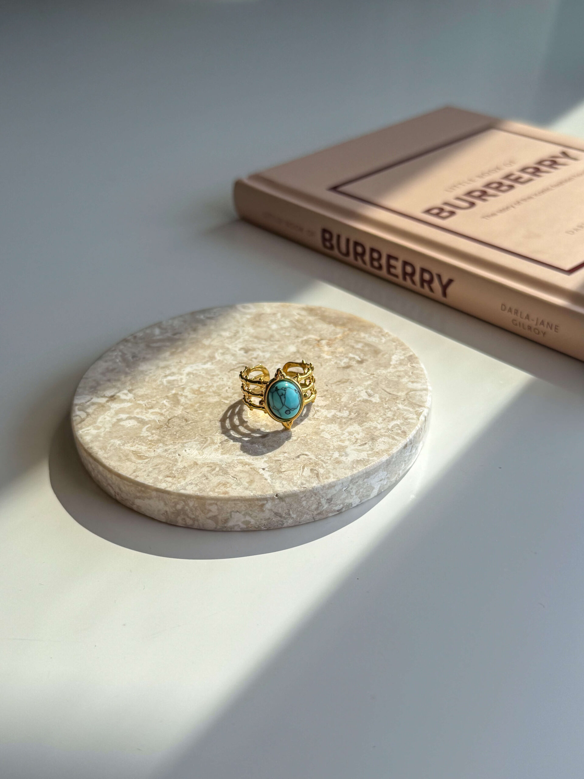 Χρυσό δαχτυλίδι με γαλάζια πέτρα