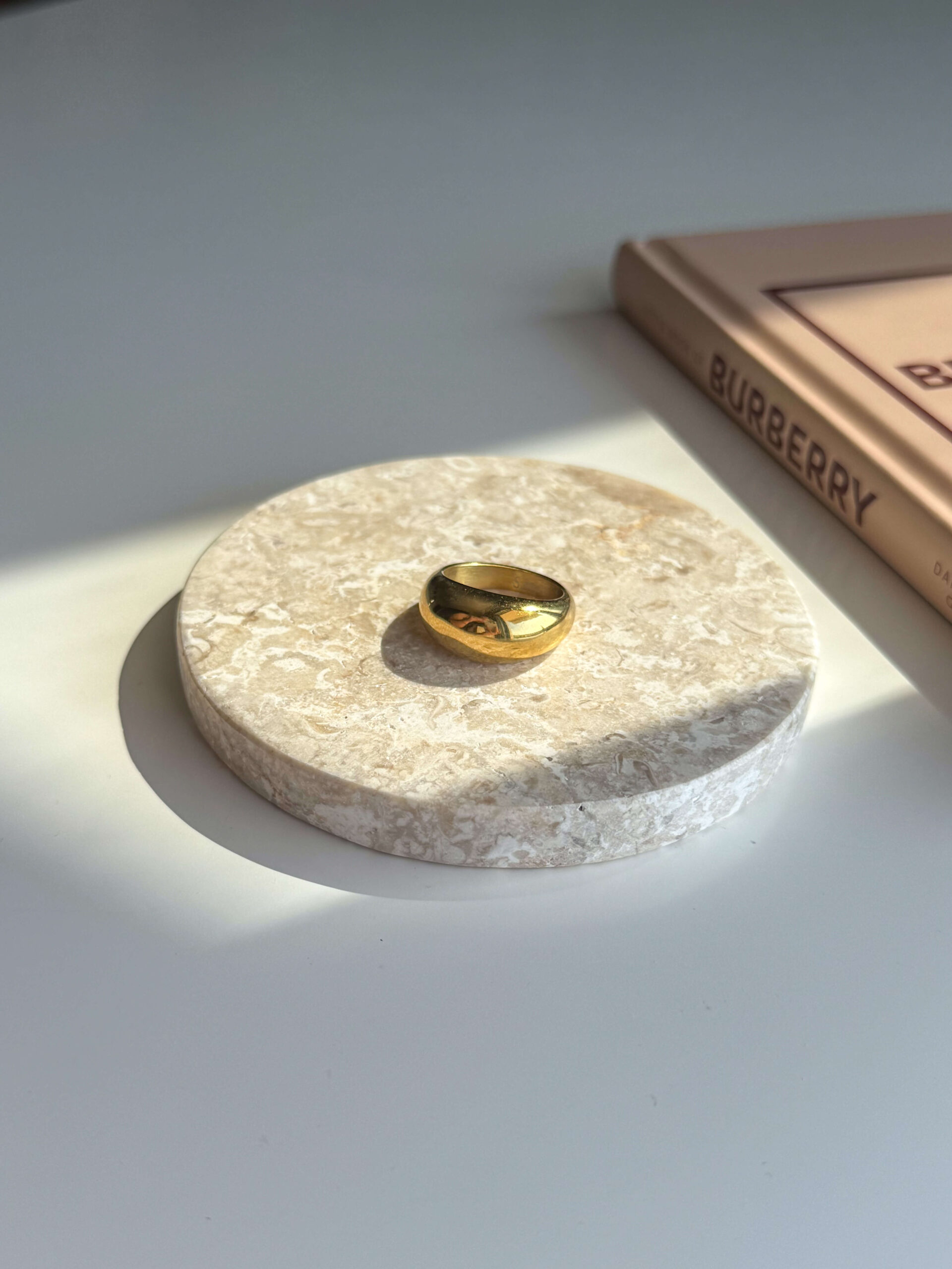 ατσάλινο χρυσό δαχτυλίδι