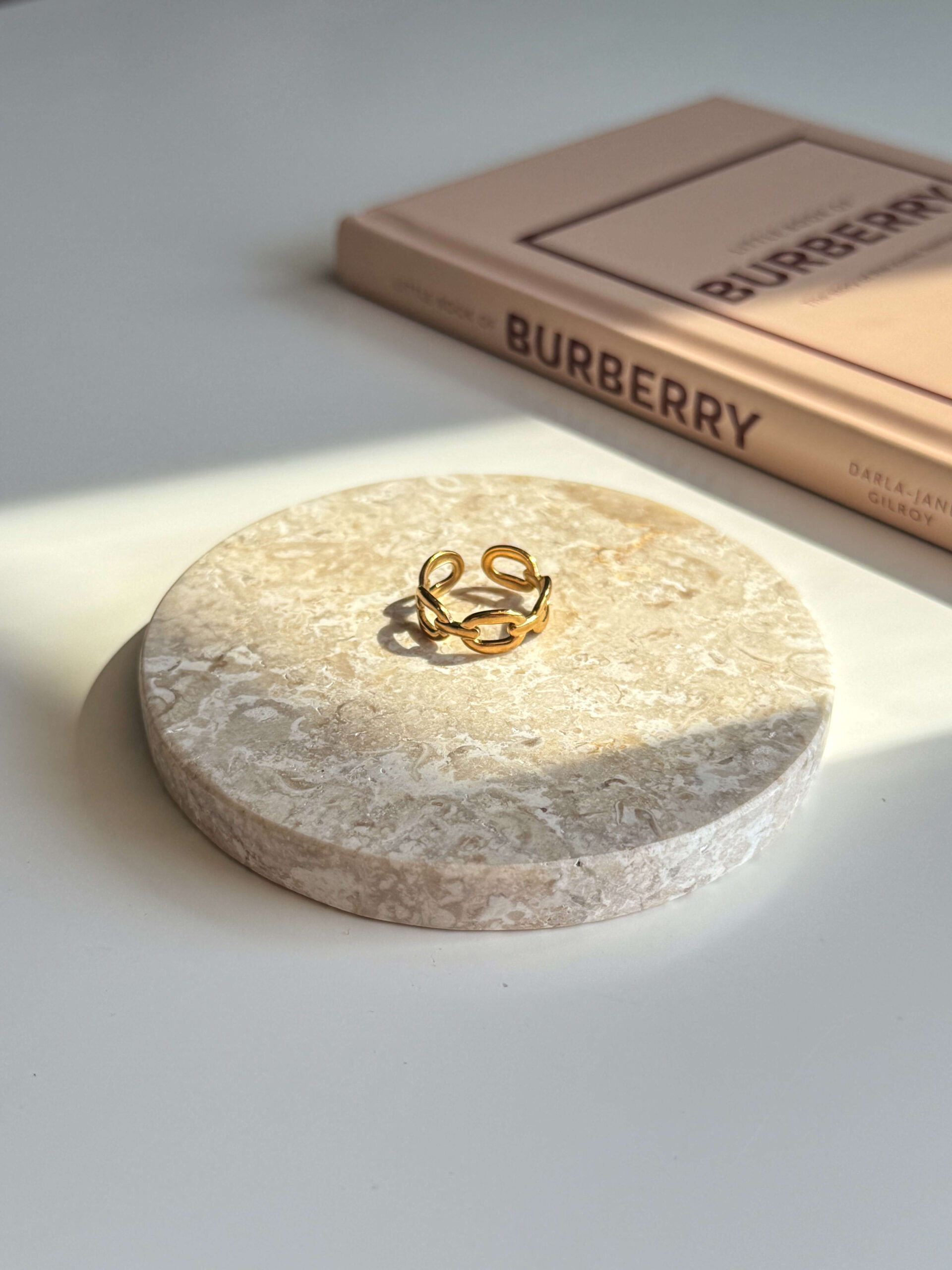 χρυσό δαχτυλίδι αλυσίδα