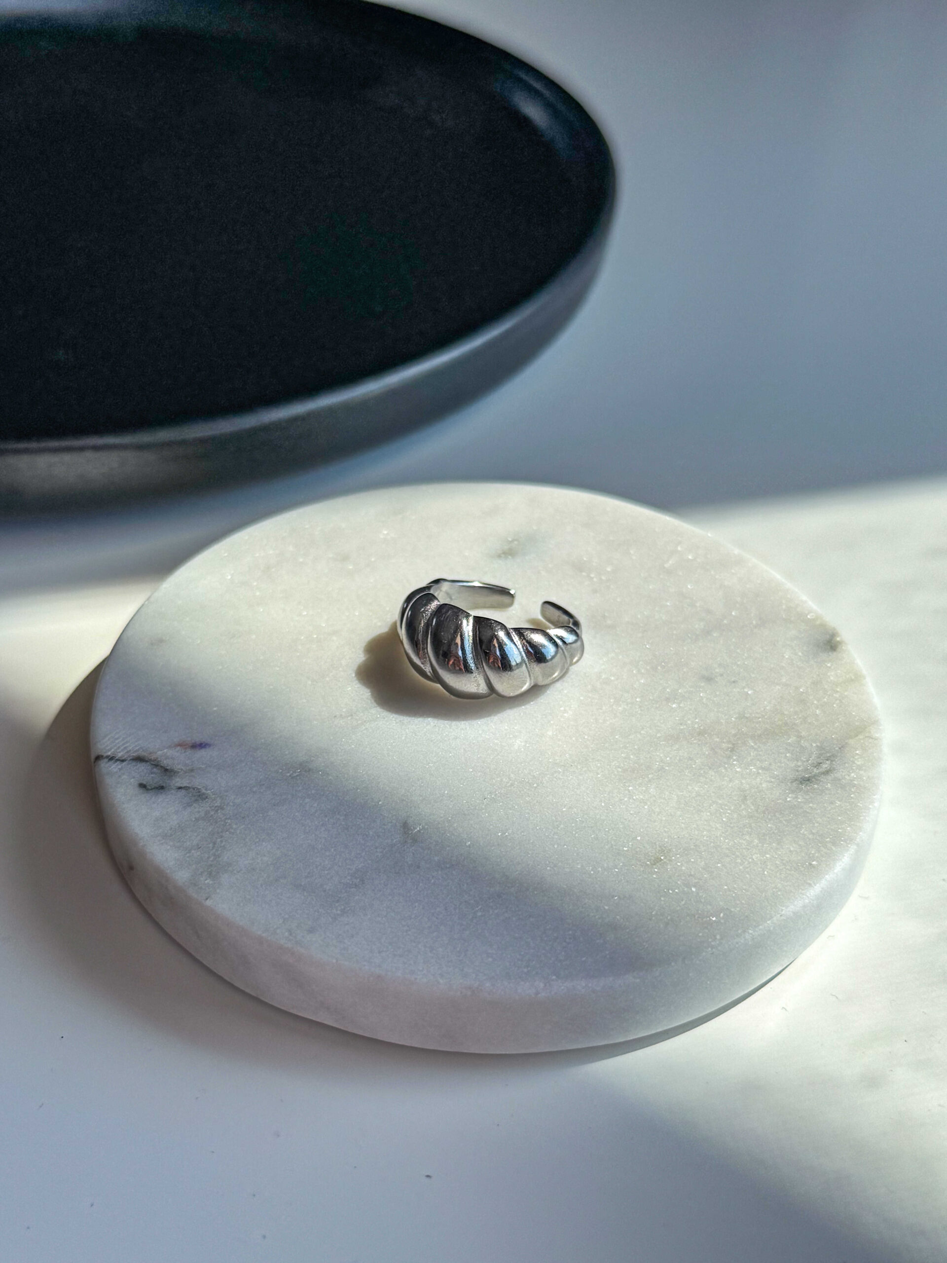 Ασημί bold δαχτυλίδι κρουασάν