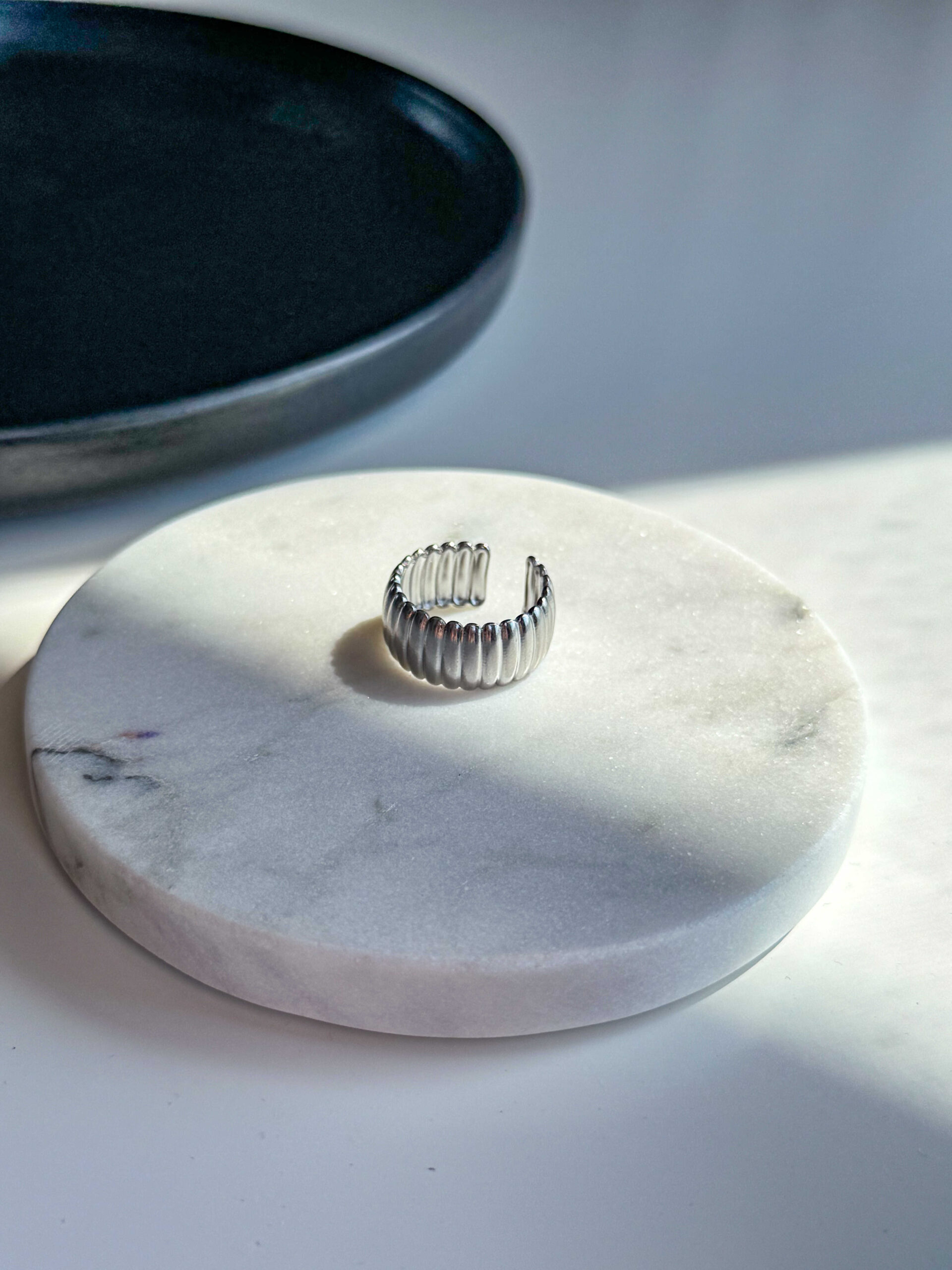 Ασημί bold δαχτυλίδι με ρίγες