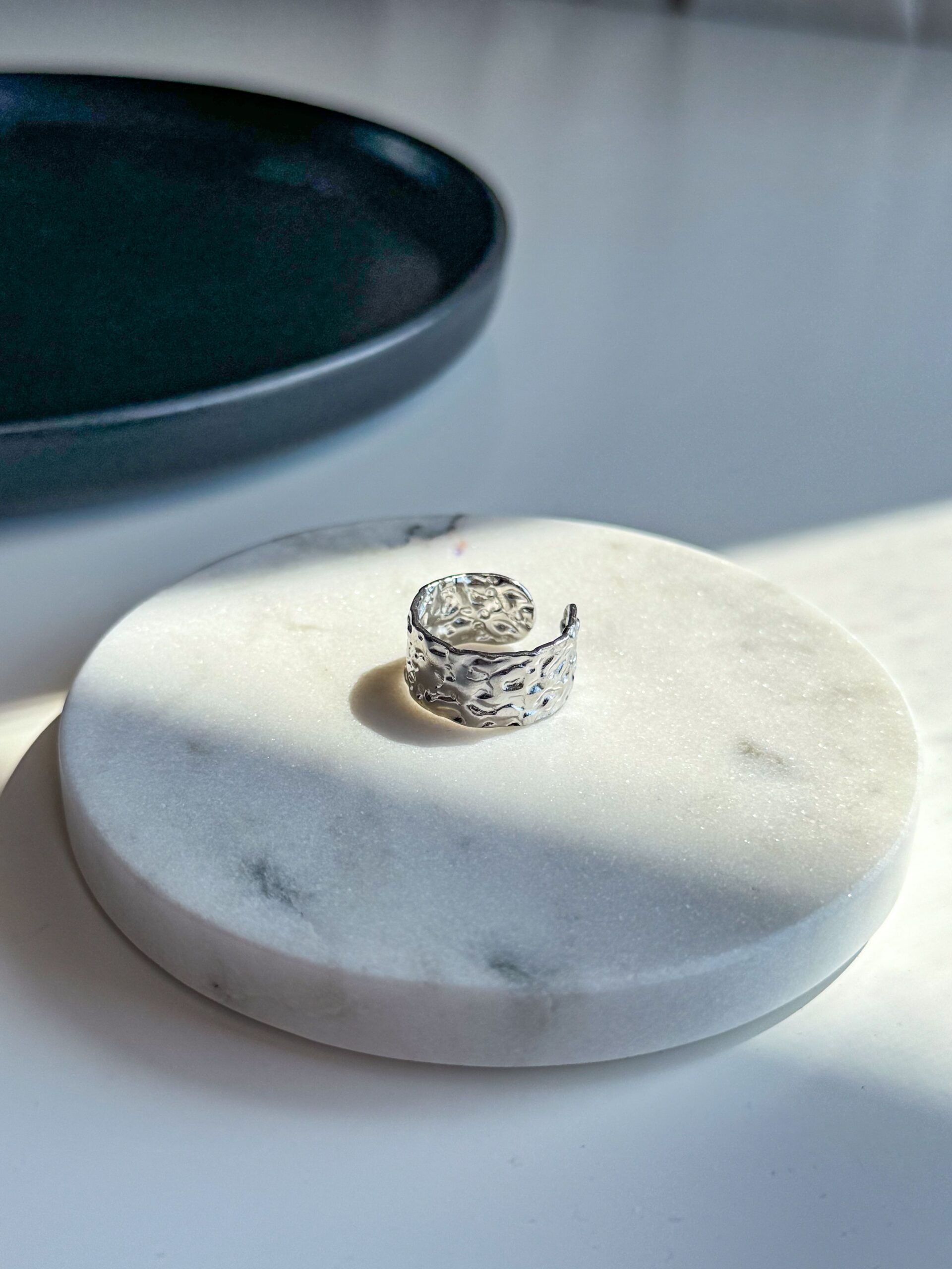 Ασημί bold δαχτυλίδι με ανάγλυφο