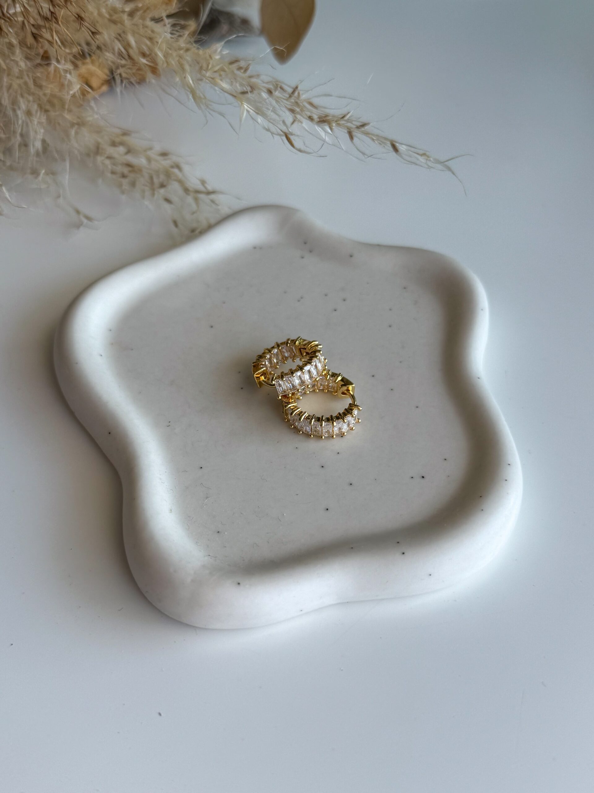 χρυσά μικρά σκουλαρίκια με λευκά ζιργκόν