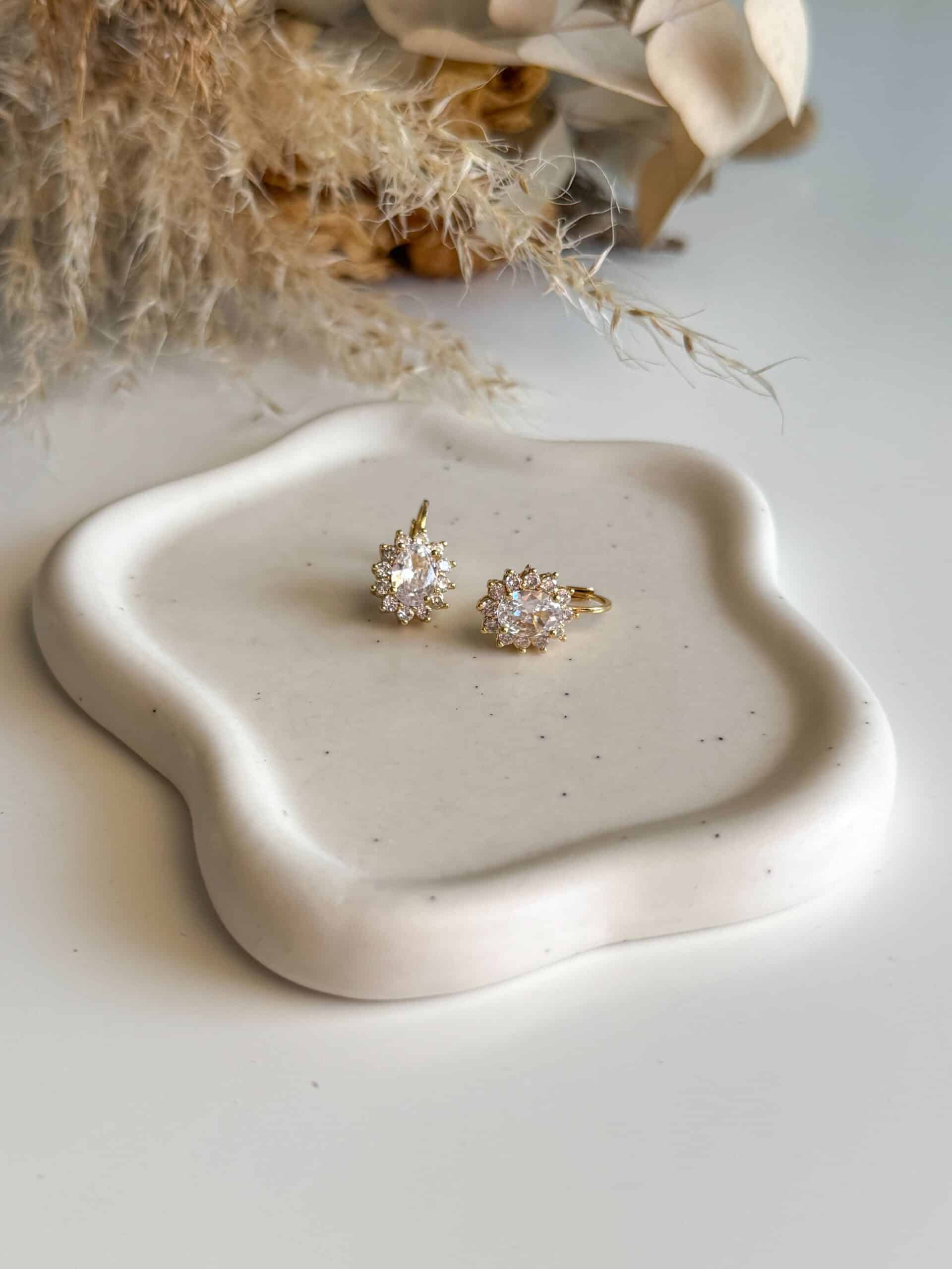 Χρυσά Κρεμαστά Σκουλαρίκια με Λευκό Ζιργκόν