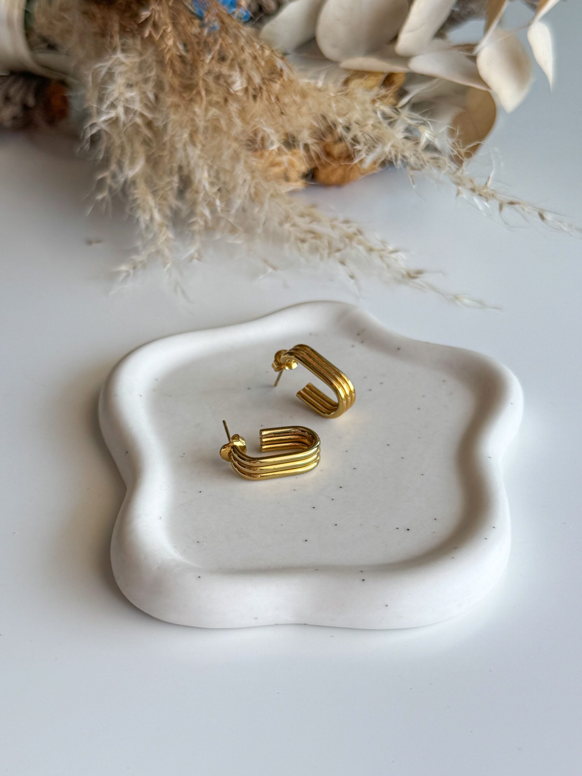 Χρυσά κρικάκια με ριγέ σχέδιο