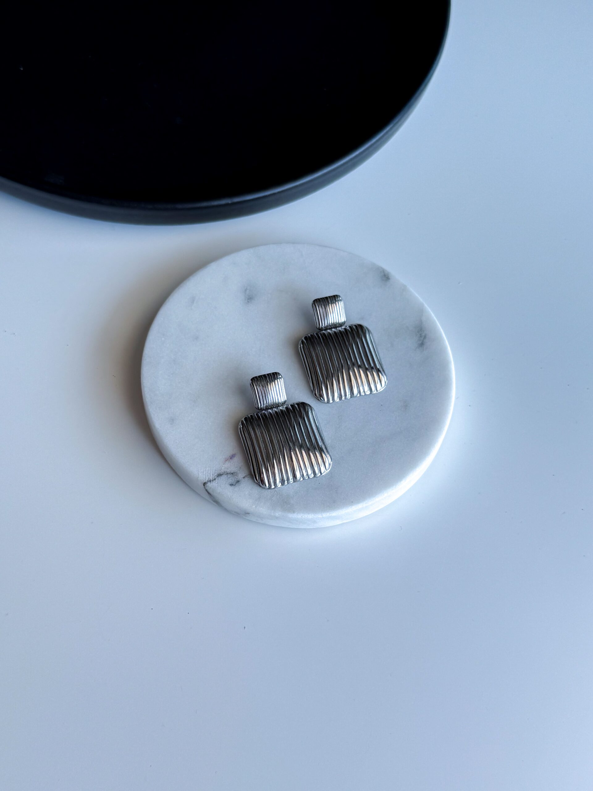 ασημί κρεμαστά σκουλαρίκια με ανάγλυφο σχέδιο