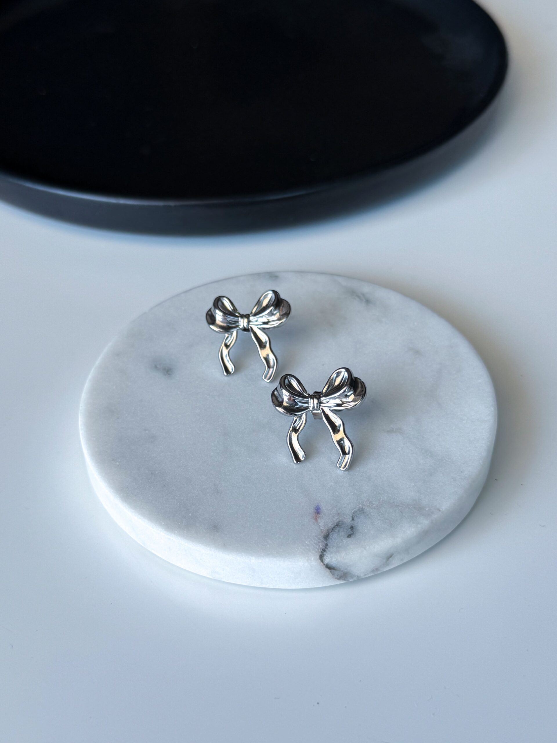 Ασημί σκουλαρίκια φιογκάκια