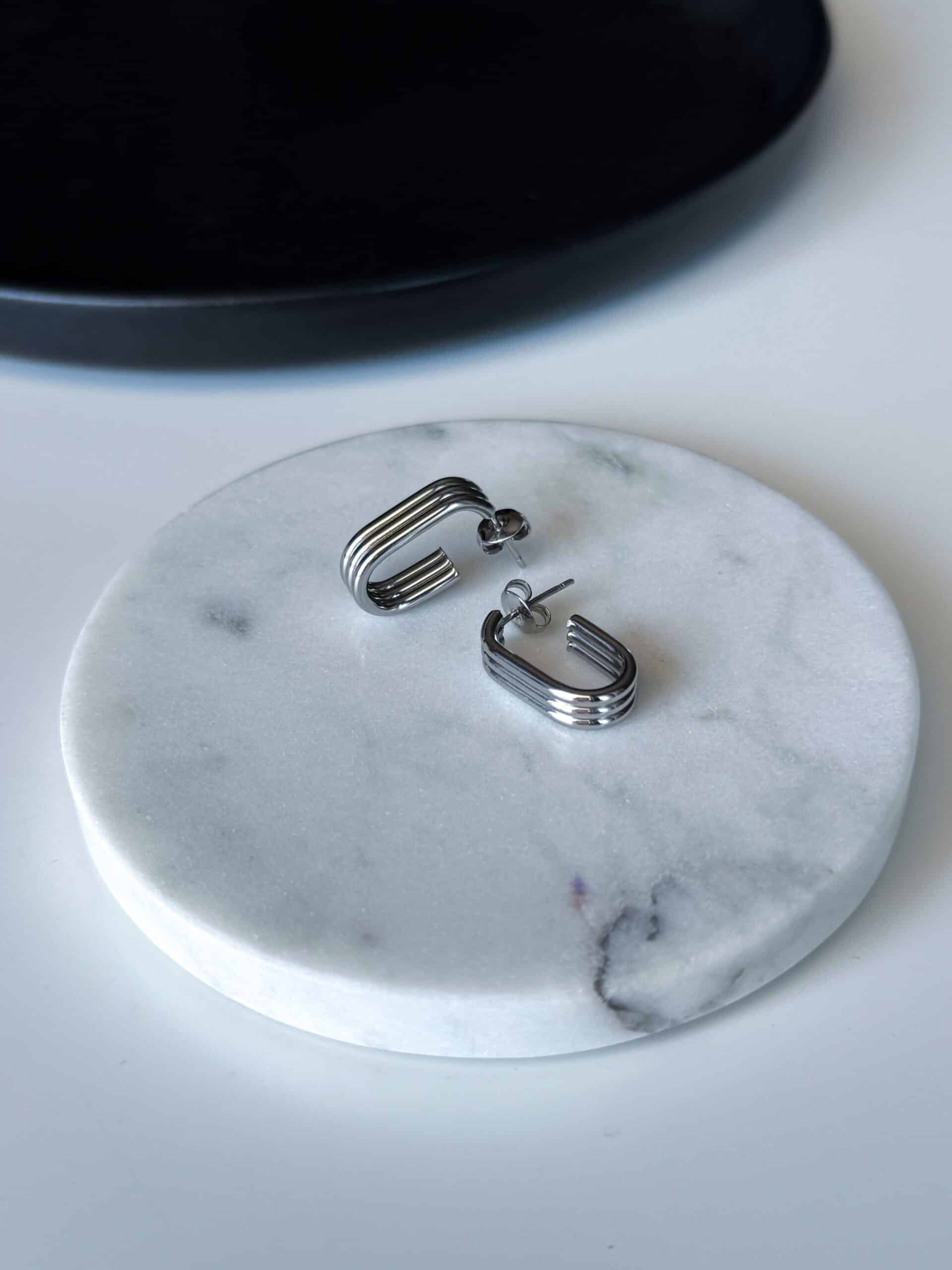 Ασημί κρικάκια με ριγέ σχέδιο