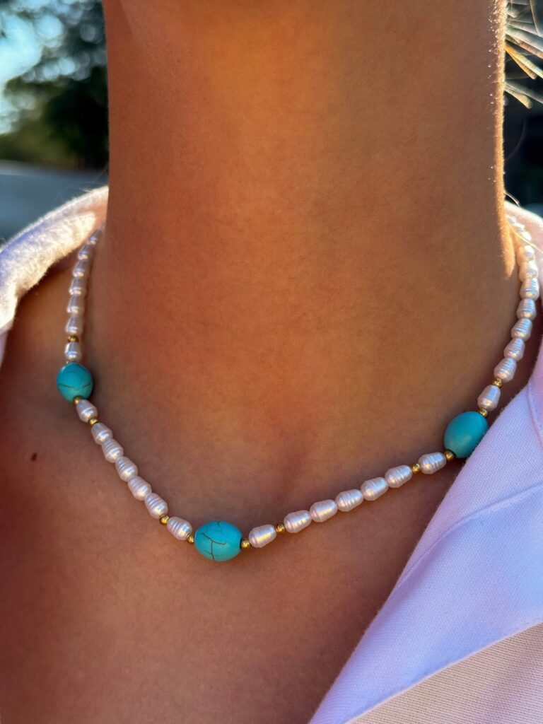γυναικείο κολιέ με λευκές και μπλε χάντρες vp jewels