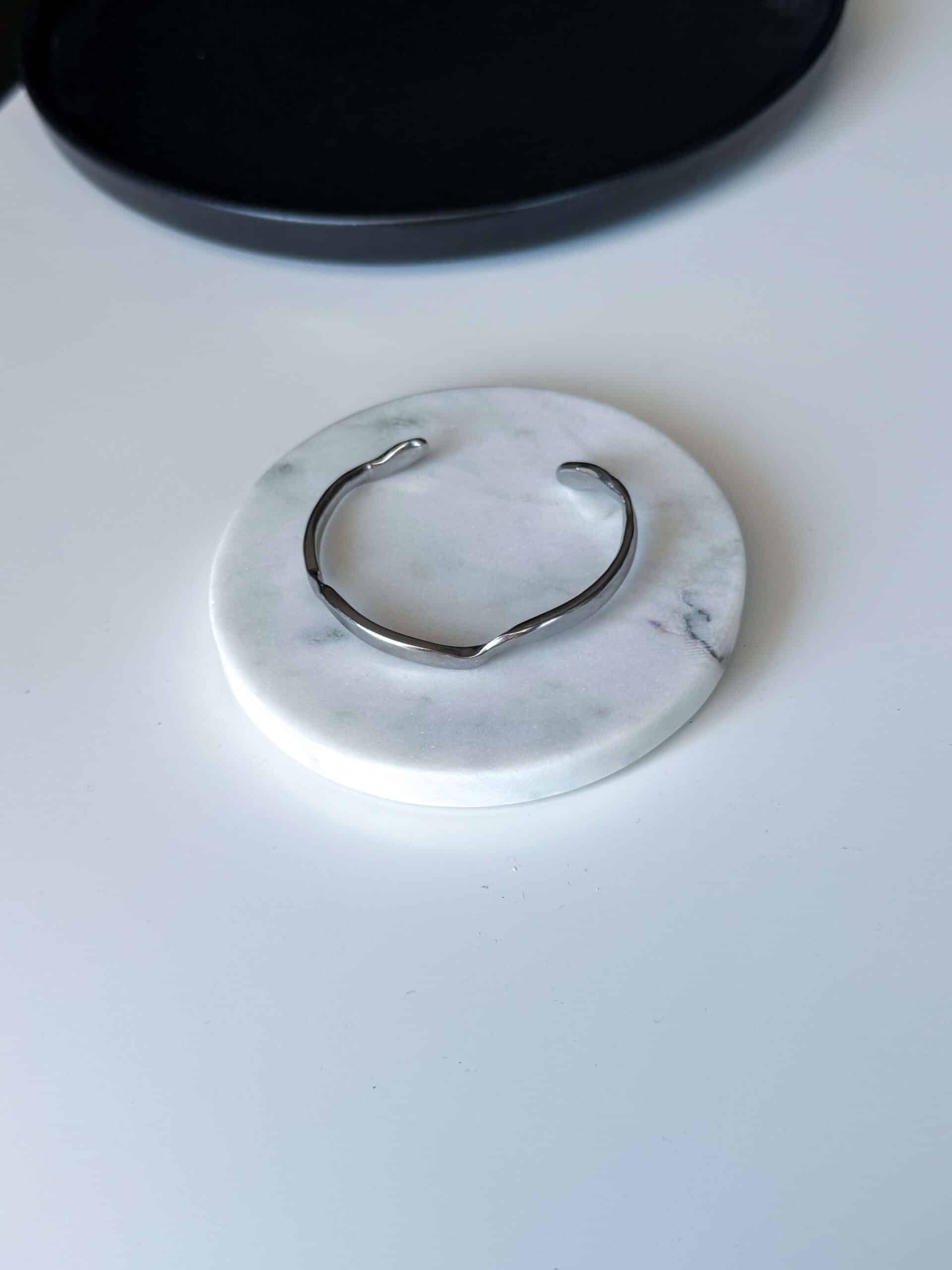 ασημί ακανόνιστη χειροπέδα