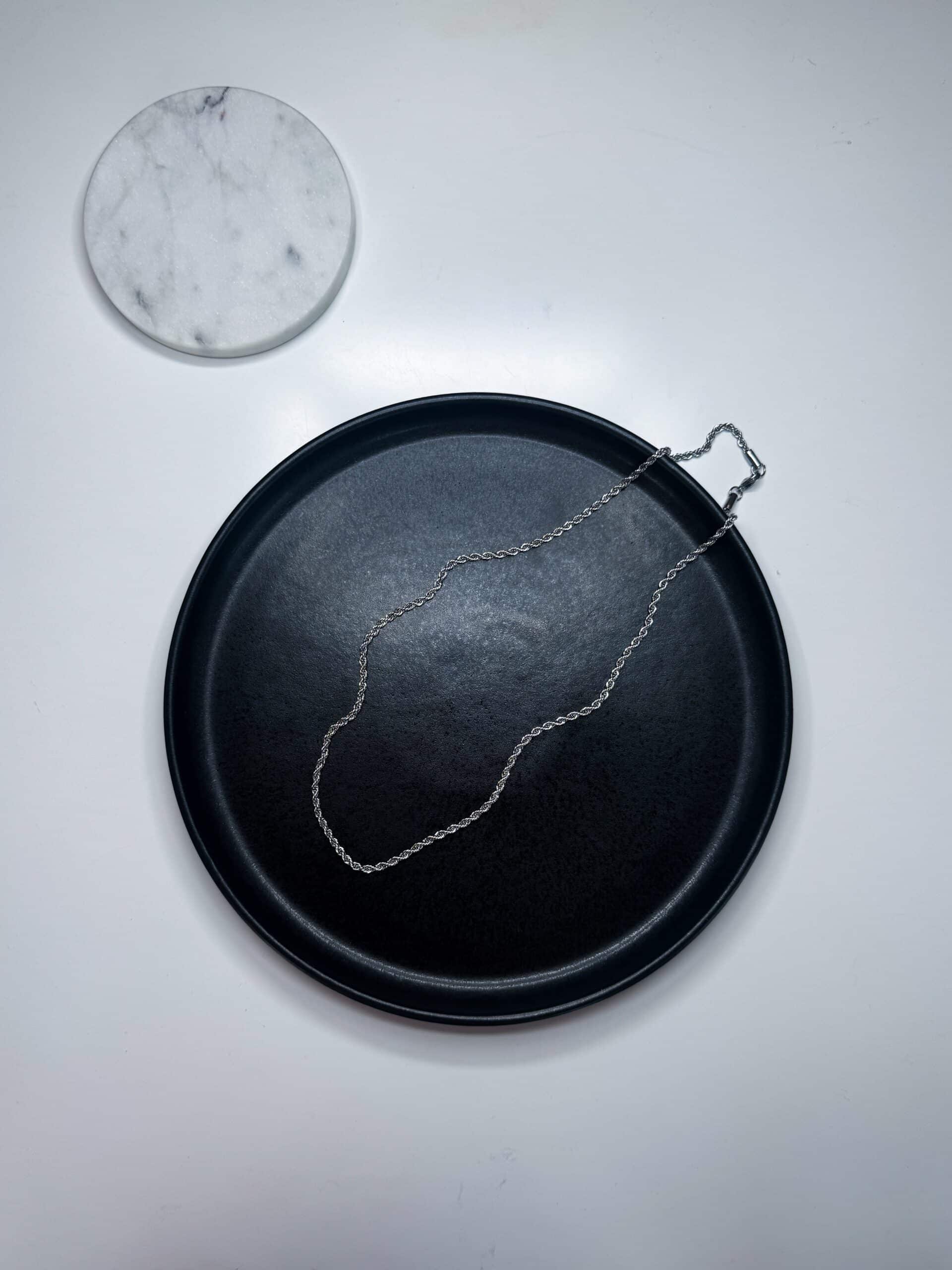 ανδρικό ασημί κολιέ με λεπτή στριφτή αλυσίδα