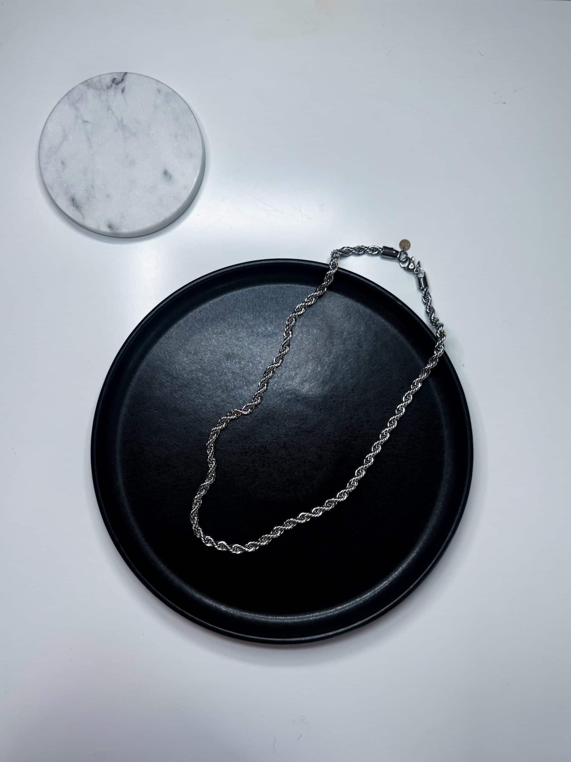 ανδρικό ασημί κολιέ με στριφτή αλυσίδα