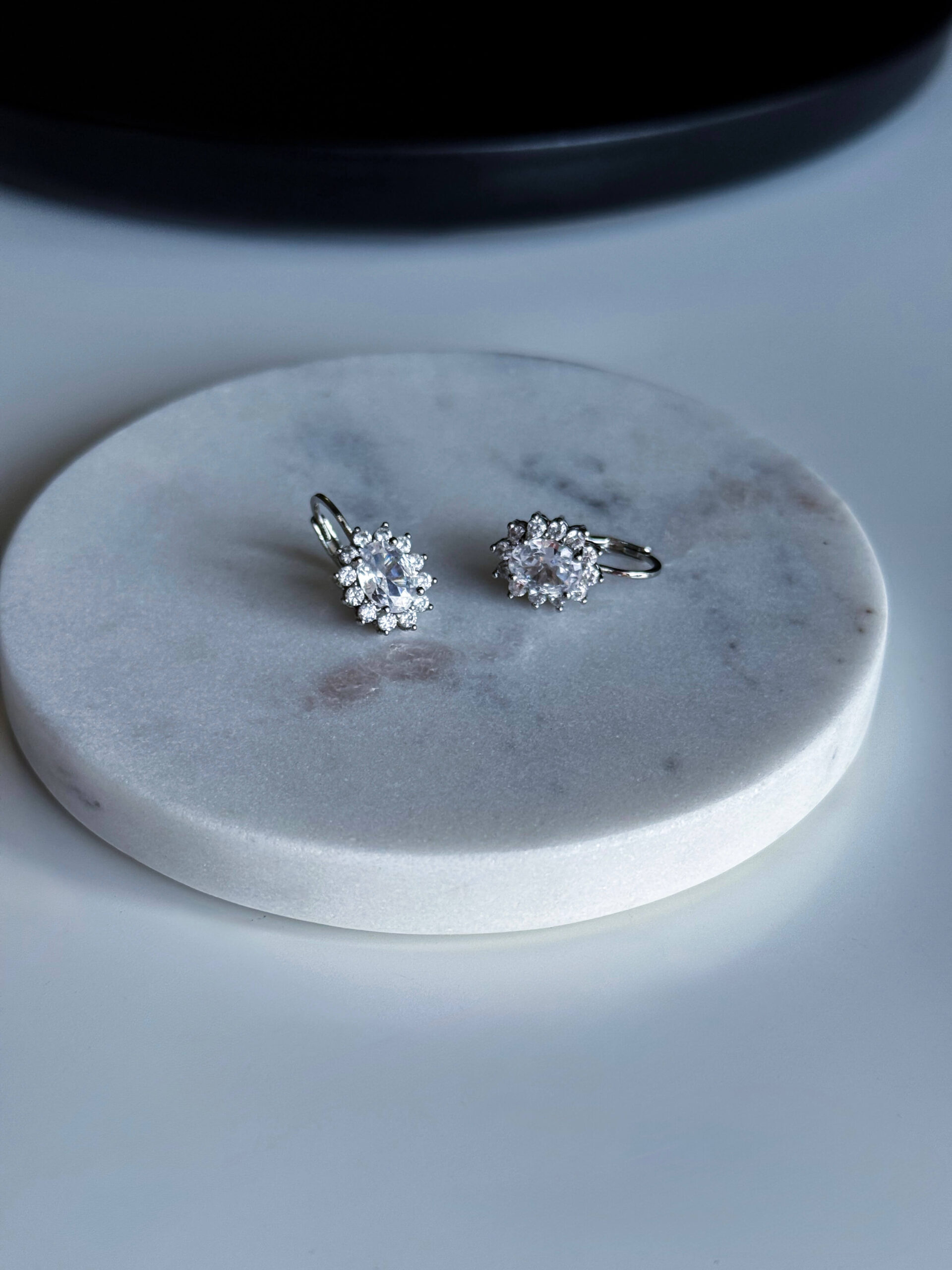 Ασημί Κρεμαστά Σκουλαρίκια με Λευκό Ζιργκόν